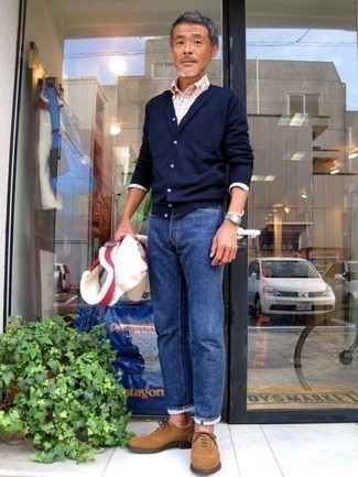 Какие джинсы носить с синим кардиганом за 50 лет мужчине: Синий кардиган и джинсы — необходимые составляющие в гардеробе мужчин с отличным чувством стиля. Этот образ легко получает новое прочтение в тандеме с светло-коричневыми замшевыми брогами.