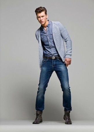 Какие кардиганы носить с синими джинсами мужчине осень в стиле смарт-кэжуал: Несмотря на свою несложность, дуэт кардигана и синих джинсов приходится по вкусу стильным мужчинам, неизбежно покоряя при этом сердца прекрасных дам. Думаешь сделать образ немного строже? Тогда в качестве дополнения к этому луку, выбери темно-коричневые кожаные повседневные ботинки. Как нам кажется, это превосходный лук в непогожий осенний день.