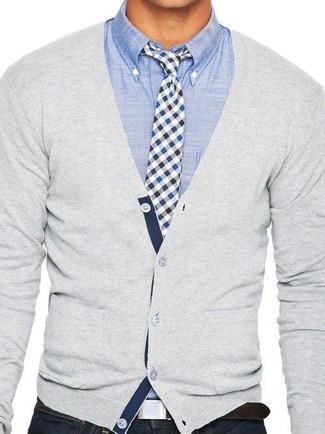 С чем носить бело-темно-синий галстук мужчине: Серый кардиган в паре с бело-темно-синим галстуком позволит создать эффектный мужской образ.