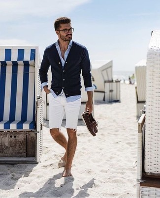 С чем носить коричневые кожаные топсайдеры лето: В тандеме друг с другом темно-синий кардиган и белые джинсовые шорты выглядят очень удачно. В паре с этим образом наиболее уместно смотрятся коричневые кожаные топсайдеры. В таком ансамбле тебе будет очень удобно, если на улице больше 25 градусов тепла.