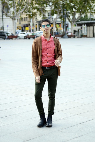 С чем носить темно-красную рубашку мужчине осень в стиле смарт-кэжуал: Дуэт темно-красной рубашки и темно-зеленых брюк чинос позволит создать необыденный мужской лук в повседневном стиле. Хотел бы привнести сюда нотку строгости? Тогда в качестве обуви к этому образу, выбери черные кожаные ботинки челси. Разве это не крутой образ на межсезонье, когда столбик термометра опускается все ниже?