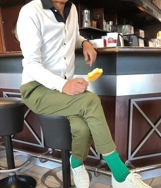 Какие низкие кеды носить с темно-зелеными брюками чинос за 50 лет: Белый кардиган и темно-зеленые брюки чинос прочно закрепились в гардеробе многих молодых людей, помогая создавать неприевшиеся и стильные ансамбли. Почему бы не привнести в этот образ чуточку непринужденности с помощью низких кед?