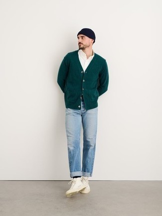 С чем носить темно-синюю шапку в 30 лет мужчине: Если ты ценишь комфорт и функциональность, темно-зеленый кардиган и темно-синяя шапка — прекрасный вариант для привлекательного повседневного мужского образа. Что касается обуви, белые высокие кеды из плотной ткани — самый удачный вариант.
