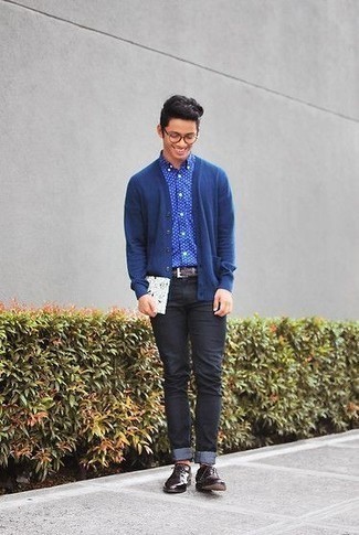 С чем носить синюю рубашку с коротким рукавом в 20 лет мужчине в теплую погоду в стиле смарт-кэжуал: Синяя рубашка с коротким рукавом в сочетании с темно-серыми джинсами позволит выразить твой индивидуальный стиль. И почему бы не добавить в повседневный образ немного изысканности с помощью темно-красных кожаных туфель дерби?