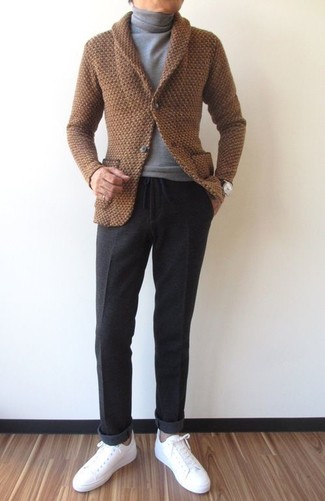 Модный лук: коричневый кардиган с отложным воротником, серая водолазка, темно-серые шерстяные классические брюки, белые кожаные низкие кеды