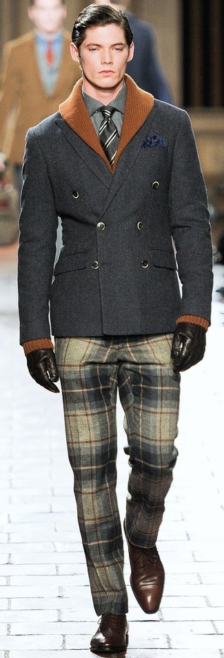 С чем носить серые классические брюки в шотландскую клетку мужчине: Табачный кардиган с отложным воротником и серые классические брюки в шотландскую клетку — олицетворение элегантного стиля. Любишь эксперименты? Заверши лук темно-коричневыми кожаными оксфордами.