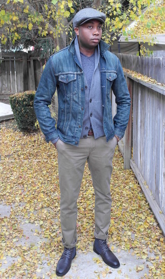 Как носить футболку с v-образным вырезом с джинсовой курткой в 30 лет мужчине в прохладную погоду: Примерь на себя сочетание джинсовой куртки и футболки с v-образным вырезом, и ты получишь модный расслабленный мужской лук для повседневной носки. В тандеме с темно-синими кожаными повседневными ботинками такой лук смотрится особенно гармонично.