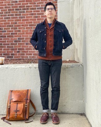 Какие джинсы носить с коричневым кардиганом мужчине: Дуэт коричневого кардигана и джинсов поможет воплотить в твоем образе городской стиль современного парня. И почему бы не добавить в этот образ на каждый день толику утонченности с помощью темно-красных кожаных брогов?