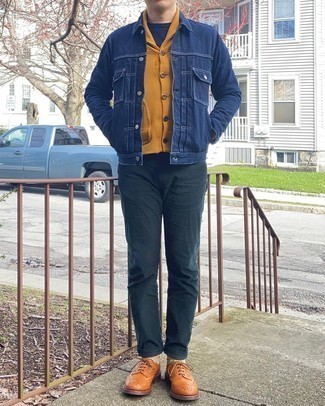 Какие джинсовые куртки носить с желтым кардиганом в 30 лет мужчине: Дуэт желтого кардигана и джинсовой куртки позволит воплотить в твоем ансамбле городской стиль современного молодого человека. Теперь почему бы не привнести в этот ансамбль на каждый день толику эффектности с помощью табачных кожаных брогов?