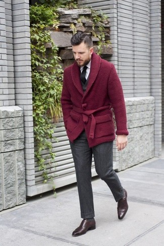 С чем носить темно-красный свитер мужчине в теплую погоду: Темно-красный свитер в сочетании с темно-серыми шерстяными классическими брюками позволит создать модный классический лук. Любишь яркие образы? Заверши образ темно-коричневыми кожаными ботинками челси.