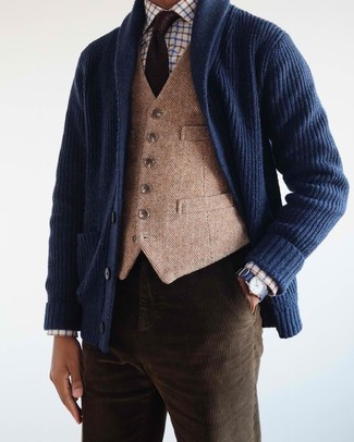 С чем носить темно-синий кардиган в 30 лет мужчине: Комбо из темно-синего кардигана и темно-коричневых вельветовых джинсов — великолепная идея для воплощения мужского образа в стиле смарт-кэжуал.