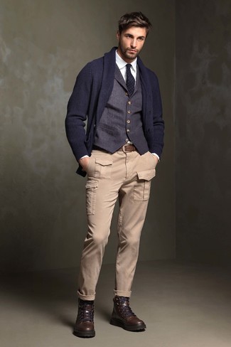 Модный лук: темно-синий кардиган с отложным воротником, темно-синий жилет, белая классическая рубашка, бежевые брюки карго