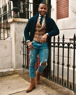 Как носить жилет с джинсами в 20 лет в прохладную погоду: Жилет и джинсы — неотъемлемые вещи в арсенале мужчин с чувством стиля. Вкупе с этим образом прекрасно будут смотреться коричневые замшевые ботинки челси.