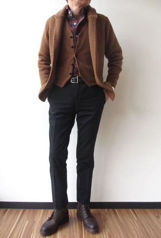 Как носить кардиган с классическими брюками мужчине: Сочетание кардигана и классических брюк поможет создать выразительный мужской лук. Если тебе нравится экспериментировать, на ноги можешь надеть темно-коричневые кожаные повседневные ботинки.
