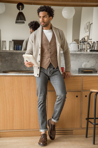 Какие жилеты носить с табачными брогами в стиле смарт-кэжуал: Жилет в сочетании с серыми джинсами — великолепный пример элегантного мужского стиля. Табачные броги — великолепный вариант, чтобы закончить образ.