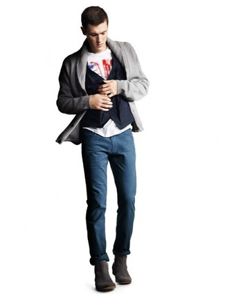 Как носить синие брюки чинос с серым кардиганом в 30 лет в теплую погоду: Дуэт серого кардигана и синих брюк чинос поможет создать элегантный и современный мужской лук. И почему бы не привнести в повседневный образ чуточку утонченности с помощью темно-серых замшевых ботинок челси?