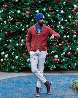 С чем носить синюю шапку в 20 лет мужчине в стиле смарт-кэжуал: Сочетание красного кардигана с отложным воротником и синей шапки - очень практично, и поэтому прекрасно подходит для воплощения привлекательного повседневного стиля. Любители необычных луков могут закончить лук темно-красными кожаными повседневными ботинками, тем самым добавив в него чуточку строгости.