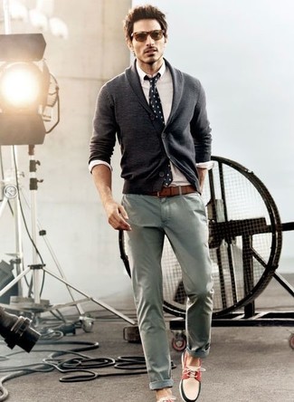 Какие кардиганы носить с темно-серыми брюками чинос: Кардиган в паре с темно-серыми брюками чинос — воплощение привлекательного офисного стиля для молодых людей. Пара бело-красно-синих топсайдеров поможет сделать лук более целостным.