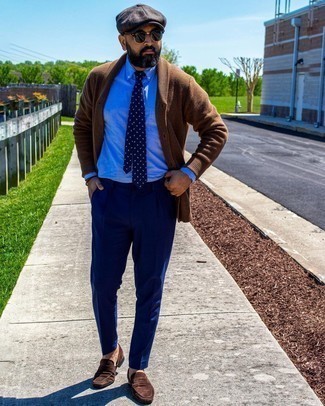 С чем носить темно-синие классические брюки мужчине: Коричневый кардиган с отложным воротником выглядит выигрышно в тандеме с темно-синими классическими брюками. Что до обуви, темно-коричневые замшевые лоферы — самый достойный вариант.