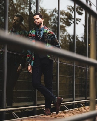 С чем носить разноцветный свитер мужчине в деловом стиле: Любой мужчина будет выглядеть выше всяких похвал в разноцветном свитере и черном костюме. Не прочь сделать лук немного элегантнее? Тогда в качестве обуви к этому образу, выбирай темно-коричневые замшевые оксфорды.