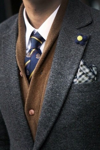 С чем носить темно-сине-белый галстук с принтом мужчине: Коричневый кардиган с отложным воротником в сочетании с темно-сине-белым галстуком с принтом — прекрасный пример строгого мужского стиля.