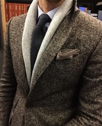 Модный лук: бежевый кардиган с отложным воротником, коричневый шерстяной пиджак, светло-фиолетовая классическая рубашка в вертикальную полоску, темно-серый шерстяной галстук