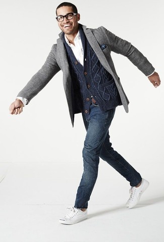 Модный лук: темно-синий кардиган с отложным воротником, серый шерстяной пиджак, белая рубашка с длинным рукавом, темно-синие джинсы
