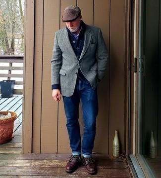 Как носить серый пиджак с синими джинсами за 50 лет мужчине: Серый пиджак и синие джинсы — идеальный лук, если ты хочешь создать расслабленный, но в то же время стильный мужской лук. Темно-красные кожаные повседневные ботинки органично дополнят этот образ.