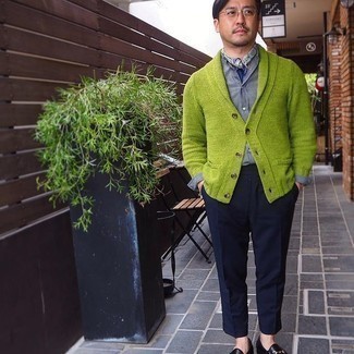 С чем носить зеленый свитер в 30 лет мужчине осень в стиле смарт-кэжуал: Зеленый свитер и темно-синие брюки чинос — прекрасный выбор для воплощения мужского образа в элегантно-деловом стиле. Не прочь привнести сюда нотку строгости? Тогда в качестве обуви к этому образу, выбери черные кожаные лоферы. Если хочешь выглядеть безукоризненно и по-осеннему эффектно, обязательно возьми этот образ на заметку.