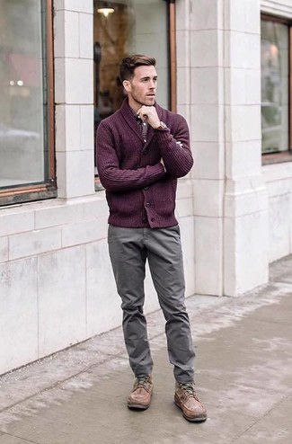 С чем носить красно-темно-синюю рубашку с длинным рукавом в мелкую клетку в 20 лет мужчине в стиле смарт-кэжуал: Красно-темно-синяя рубашка с длинным рукавом в мелкую клетку в паре с серыми брюками чинос — превосходная идея для создания мужского образа в стиле smart casual. Любители экспериментов могут завершить лук коричневыми кожаными повседневными ботинками, тем самым добавив в него немного классики.