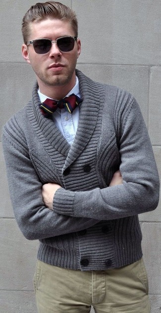 Модный лук: серый кардиган с отложным воротником, голубая рубашка с длинным рукавом в вертикальную полоску, светло-коричневые брюки чинос, темно-красный галстук-бабочка в вертикальную полоску