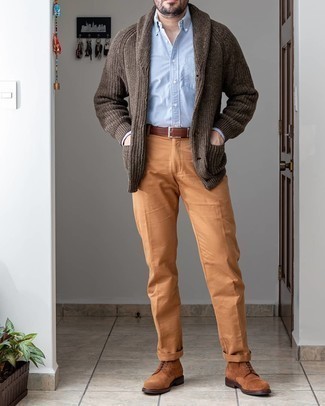 Какие брюки чинос носить с коричневым кардиганом в стиле смарт-кэжуал: Дуэт коричневого кардигана и брюк чинос — великолепный пример современного стиля в большом городе. Вкупе с этим образом выгодно будут выглядеть коричневые замшевые повседневные ботинки.