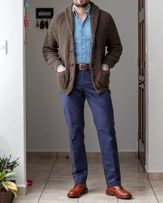 Какие брюки чинос носить с коричневым кардиганом в стиле смарт-кэжуал: Сочетание коричневого кардигана и брюк чинос смотрится бесподобно, согласен? Думаешь сделать образ немного элегантнее? Тогда в качестве дополнения к этому ансамблю, обрати внимание на табачные кожаные броги.