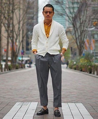 Какие лоферы носить с белым кардиганом в 30 лет мужчине: Тандем белого кардигана и серых брюк чинос позволит создать элегантный и актуальный мужской образ. Почему бы не привнести в повседневный образ немного стильной строгости с помощью лоферов?
