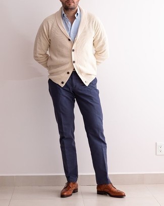 Как носить голубую рубашку с длинным рукавом с коричневыми кожаными брогами в теплую погоду: Голубая рубашка с длинным рукавом и темно-синие брюки чинос — прекрасный вариант, если ты хочешь создать простой, но в то же время модный мужской лук. Думаешь привнести сюда немного классики? Тогда в качестве обуви к этому луку, стоит выбрать коричневые кожаные броги.