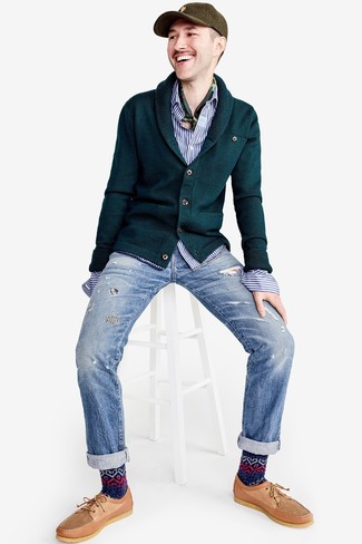Модный лук: темно-зеленый кардиган с отложным воротником, бело-синяя рубашка с длинным рукавом в вертикальную полоску, голубые рваные джинсы, светло-коричневые кожаные топсайдеры