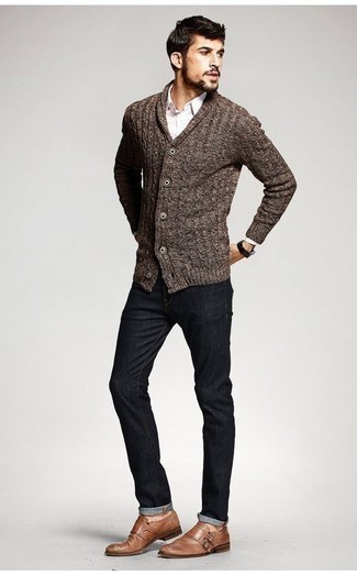 С чем носить темно-коричневый свитер мужчине: Темно-коричневый свитер в сочетании с темно-синими джинсами продолжает нравиться стильным парням. Если ты не боишься применять в своих ансамблях разные стили, из обуви можешь надеть коричневые кожаные монки с двумя ремешками.