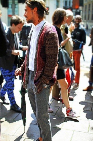 Какие лоферы носить с красным кардиганом в 30 лет мужчине: Сочетание красного кардигана и серых шерстяных классических брюк — хороший пример делового городского стиля. Лоферы станут прекрасным дополнением к твоему луку.