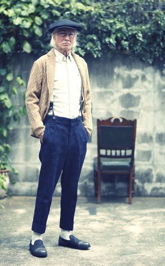 Какие лоферы носить с темно-синими классическими брюками за 60 лет мужчине: Светло-коричневый кардиган с отложным воротником в сочетании с темно-синими классическими брюками поможет создать выразительный мужской образ. Лоферы — идеальный выбор, чтобы дополнить лук.