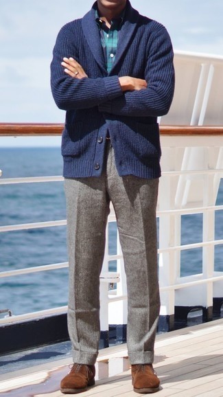 Как носить кардиган с отложным воротником с оксфордами: Комбо из кардигана с отложным воротником и серых шерстяных классических брюк — образец строгого делового стиля. В тандеме с этим образом наиболее уместно будут смотреться оксфорды.