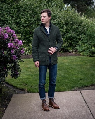 Какие джинсы носить с темно-синей рубашкой с длинным рукавом в 20 лет мужчине в теплую погоду: Темно-синяя рубашка с длинным рукавом и джинсы прочно закрепились в гардеробе современных парней, помогая создавать сногсшибательные и стильные образы. Почему бы не привнести в повседневный лук чуточку изысканности с помощью темно-коричневых кожаных повседневных ботинок?