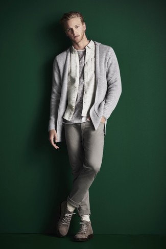 Модный лук: серый кардиган с отложным воротником, бежевая фланелевая рубашка с длинным рукавом, серая футболка с круглым вырезом, серые джинсы