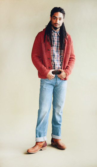 Какие джинсы носить с красным кардиганом мужчине весна: Красный кардиган и джинсы — отличная идея для простого, но модного мужского образа. Не прочь сделать лук немного элегантнее? Тогда в качестве обуви к этому ансамблю, стоит обратить внимание на коричневые кожаные ботинки челси. Когда зима уходит и сменяется более теплыми деньками, такое сочетание всегда в ходу у самых придирчивых мужчин.