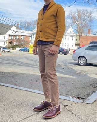 С чем носить желтый кардиган мужчине: Поклонникам стиля casual придется по вкусу сочетание желтого кардигана и светло-коричневых джинсов. Завершив лук темно-красными кожаными брогами, получим занятный результат.