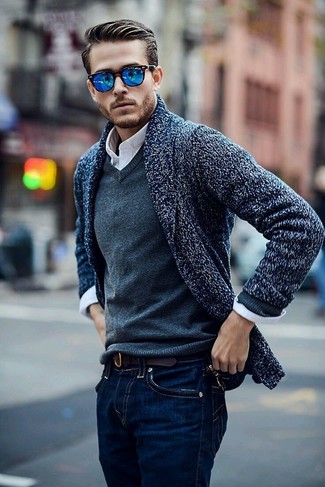 С чем носить серый свитер с v-образным вырезом мужчине: Серый свитер с v-образным вырезом и темно-синие джинсы прочно закрепились в гардеробе многих парней, позволяя составлять запоминающиеся и стильные образы.