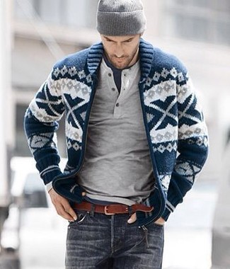Как носить свитер с горловиной на пуговицах с джинсами в стиле кэжуал: Свитер с горловиной на пуговицах в сочетании с джинсами позволит подчеркнуть твой личный стиль.