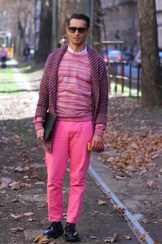 С чем носить ярко-розовый свитер с круглым вырезом мужчине осень в стиле смарт-кэжуал: Комбо из ярко-розового свитера с круглым вырезом и ярко-розовых брюк чинос позволит создать модный мужской лук. Думаешь привнести сюда нотку классики? Тогда в качестве дополнения к этому ансамблю, обрати внимание на черные кожаные туфли дерби. Как по нам, так это крутая идея на тот период, когда столбик термометра неуклонно ползет вниз.