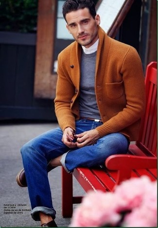 Какие джинсы носить с коричневым кардиганом мужчине: Поклонникам непринужденного стиля понравится тандем коричневого кардигана и джинсов. Темно-красные кожаные ботинки дезерты — отличный выбор, чтобы дополнить ансамбль.