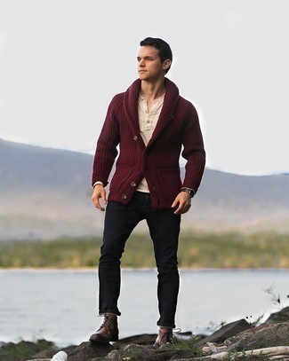 С чем носить темно-красный кардиган в 30 лет мужчине осень в стиле кэжуал: Темно-красный кардиган и черные джинсы — must have вещи в арсенале молодых людей с превосходным чувством стиля. В сочетании с этим ансамблем наиболее выигрышно выглядят темно-коричневые кожаные ботинки дезерты. Когда ты одет ярко и необычно, справиться с сезонной грустью намного проще.