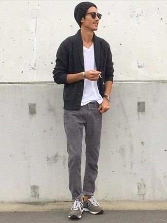 С чем носить серый кардиган в 20 лет мужчине: Серый кардиган в паре с серыми джинсами — превосходная идея для создания мужского лука в стиле business casual. Этот лук органично завершат серые кроссовки.